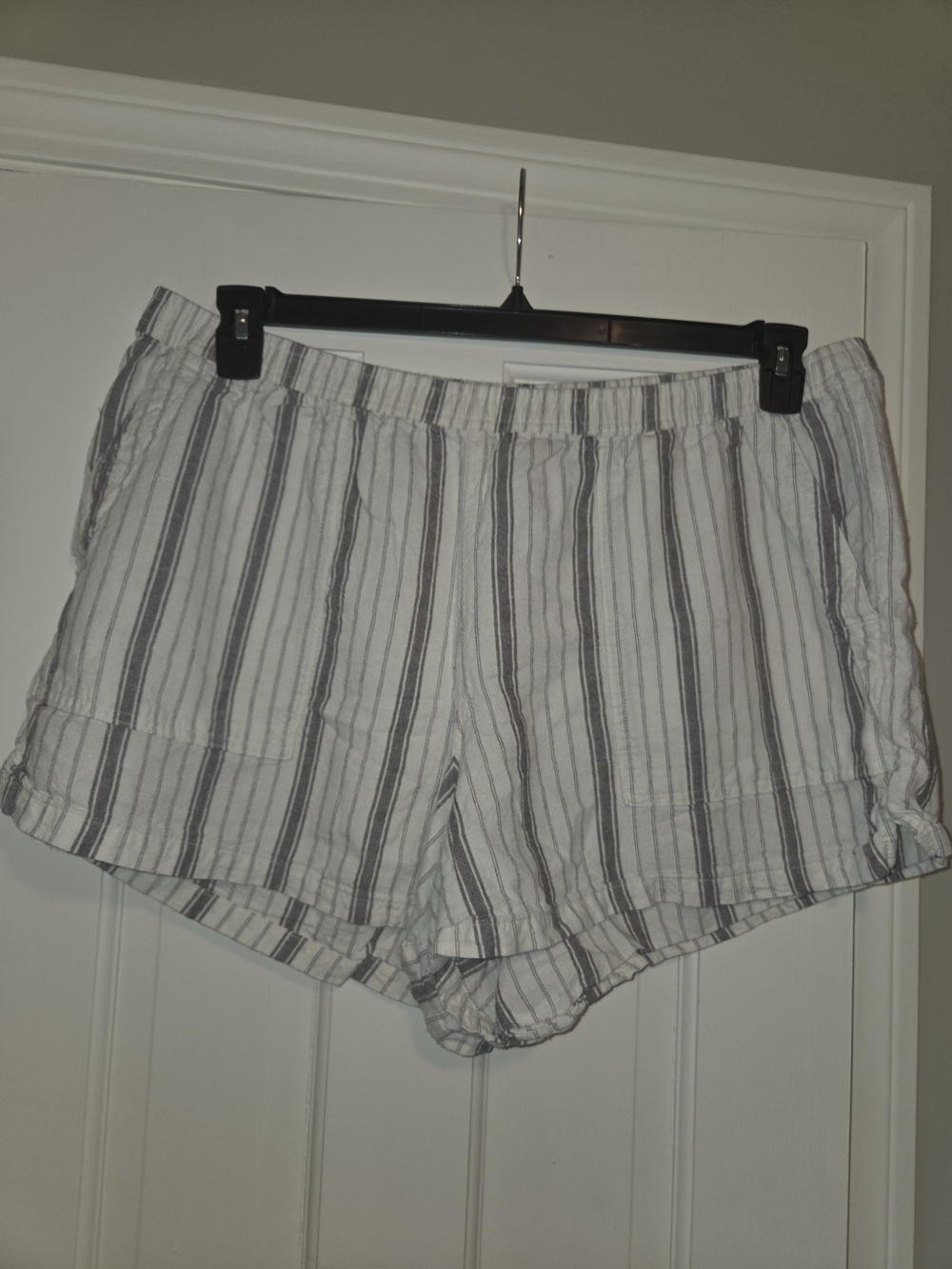 Universal Thread Striped White and Gray Women's Shorts Size XXL